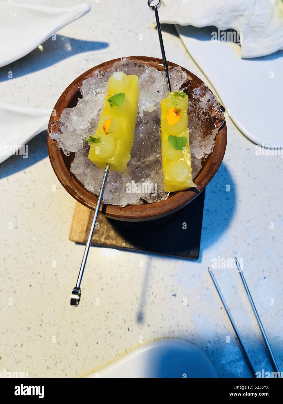 Ananas Kebabs auf Eis Stockfoto