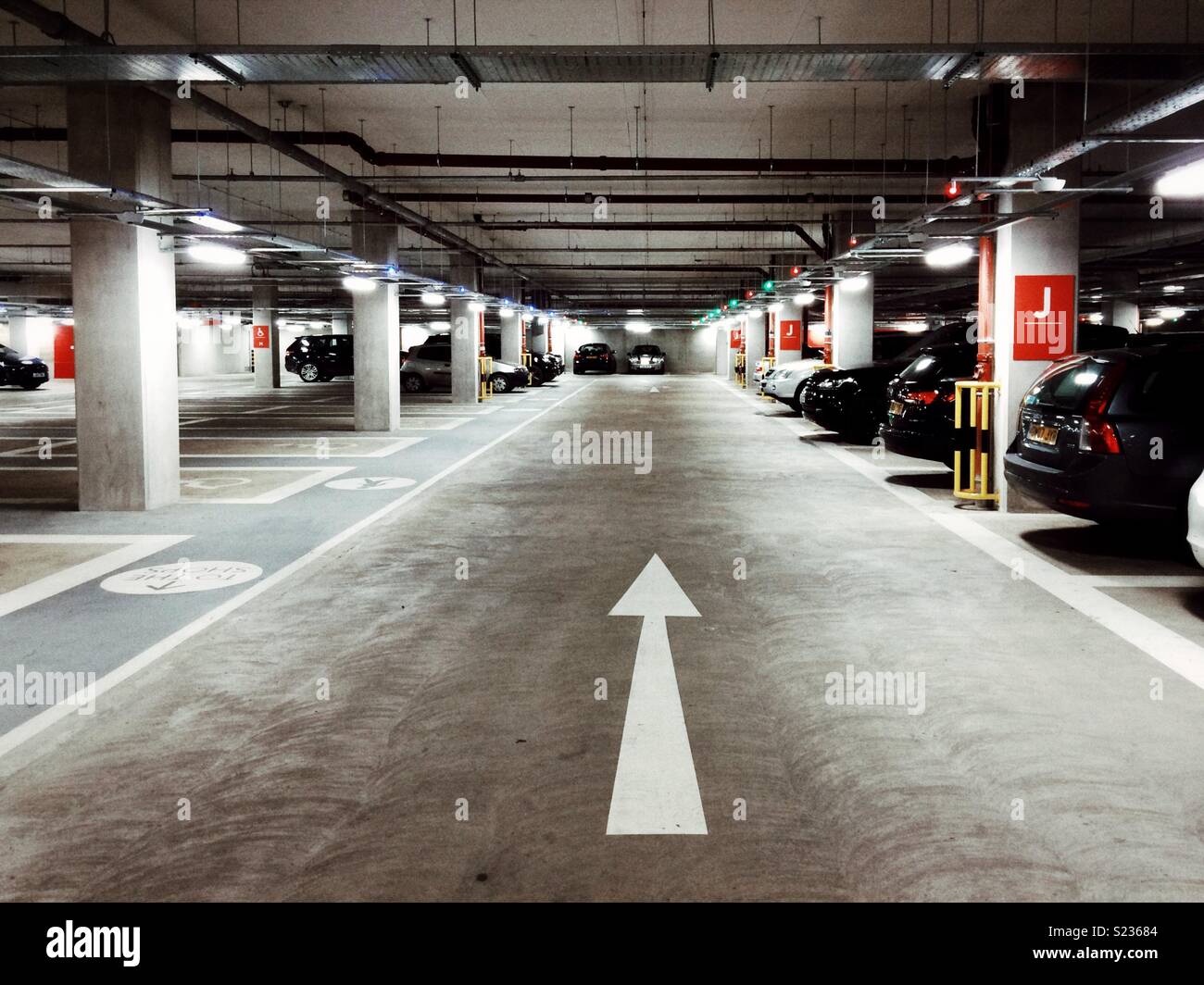 Ein Pfeil zeigt die Art und Weise, in der Tiefgarage Stockfoto