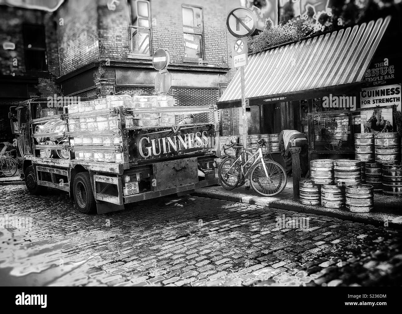 Lieferung von Fässern Guinness in einem Pub bei einem Guinness Lkw im Viertel Temple Bar in Dublin, Irland abgegeben werden. Foto in Schwarz und Weiß Stockfoto