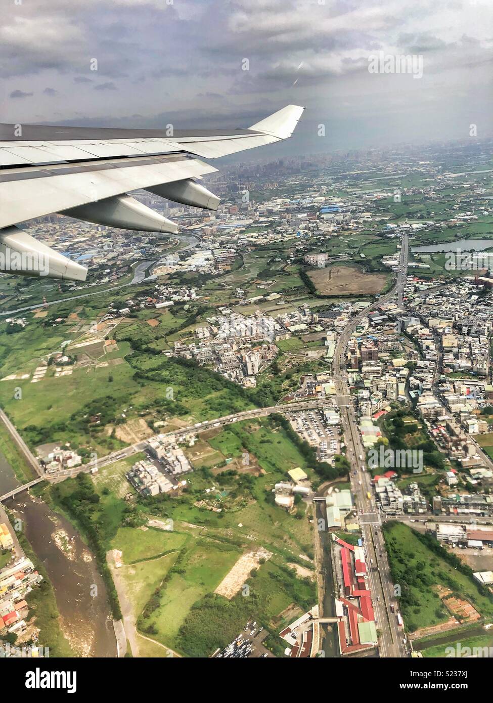 Fliegen über Taipeh. - Smartphone-aufgenommenes Stockfoto