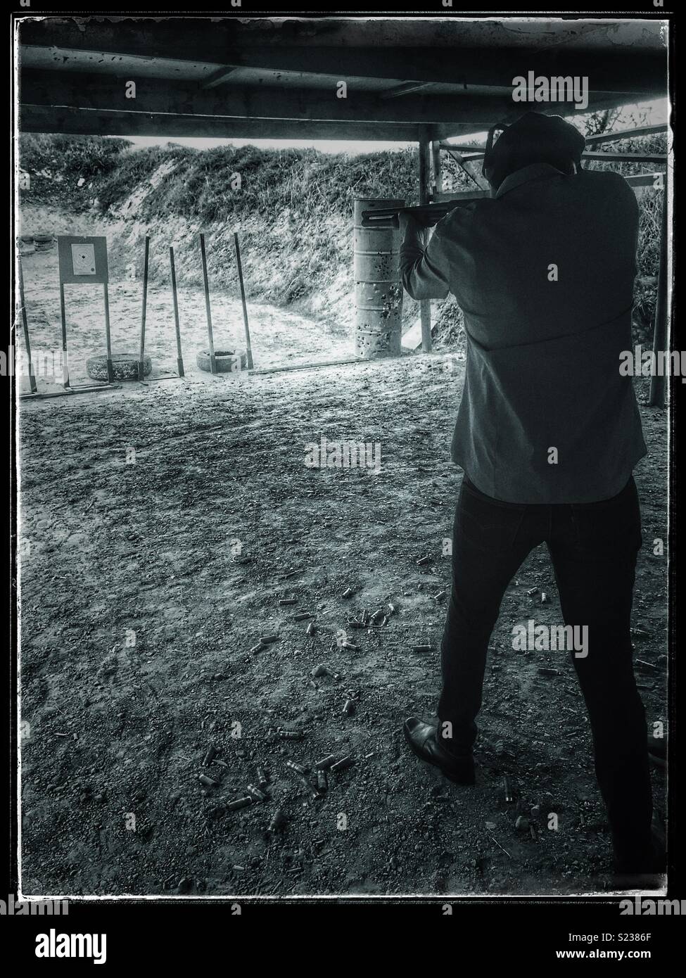 Schwarz-weiß Foto von Mann Schießen am Schießstand. Stockfoto