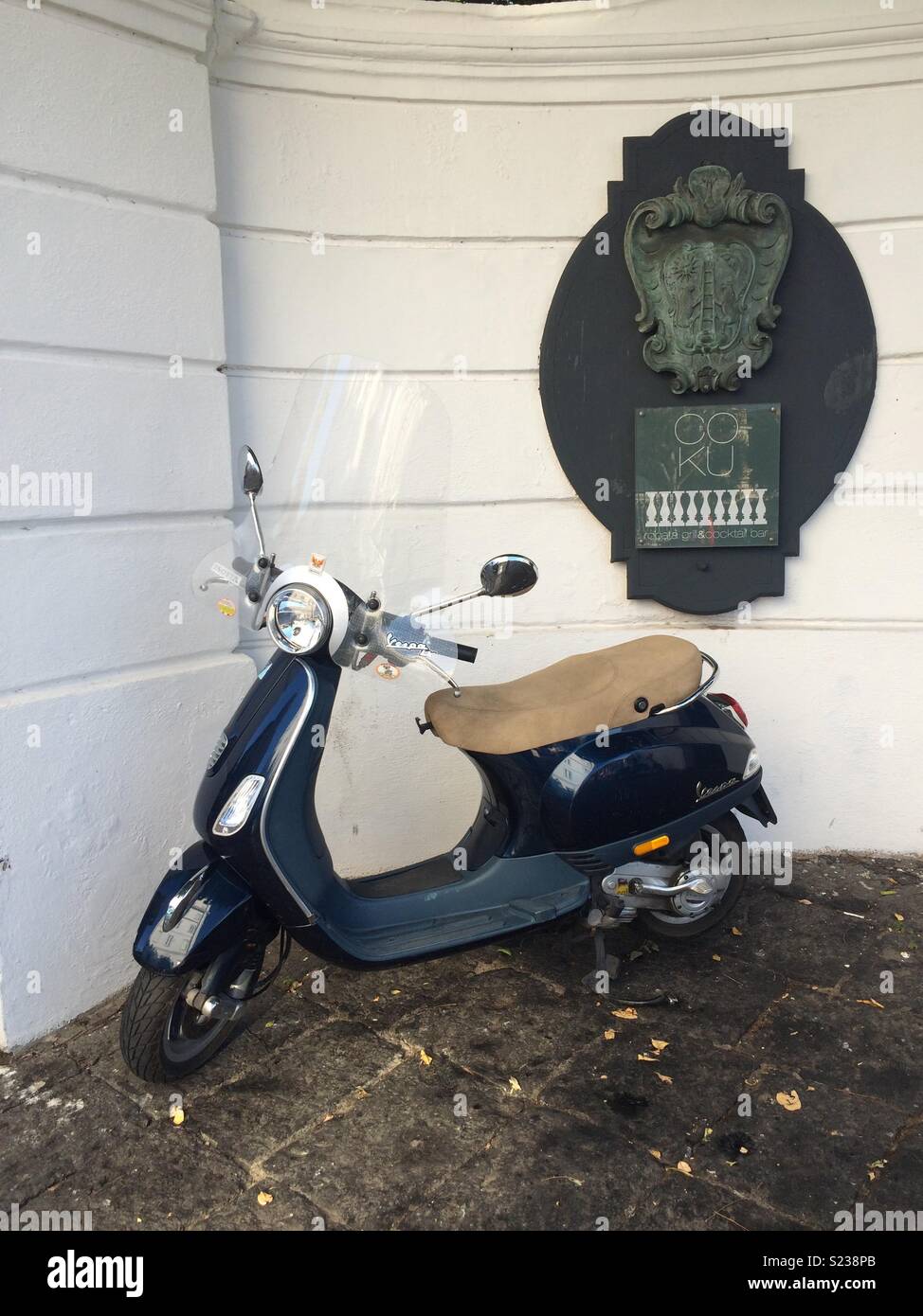 Eine sehr italienische Szene mit einem Motorroller außerhalb eines Grand Haus geparkt Stockfoto