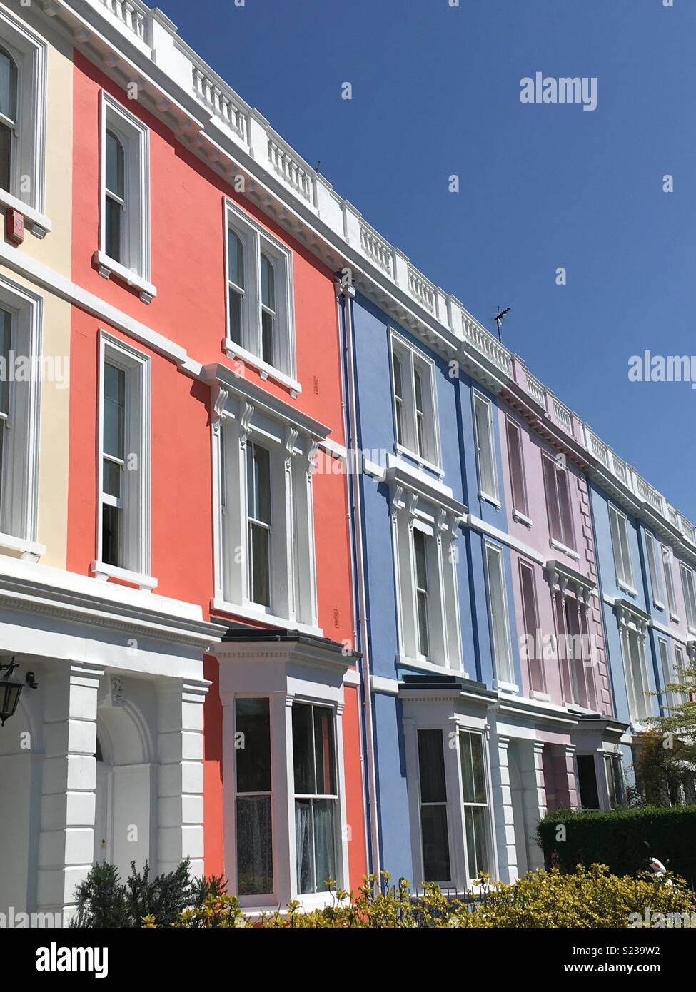 Bunte Häuser, mit einem blauen Himmel Stockfoto