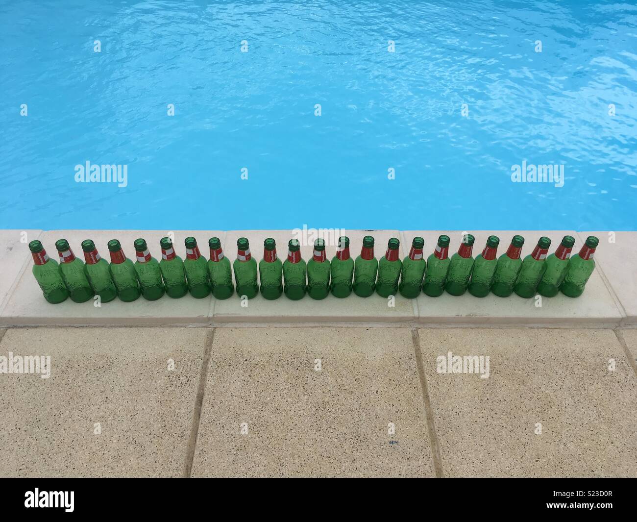 Zehn grünen Flaschen stehend an der Wand... Ok... 23 grüne Flaschen stehend am Pool... Stockfoto