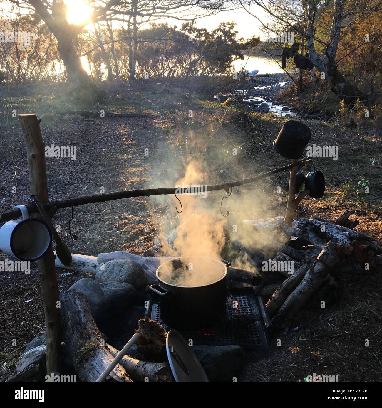 Lagerfeuer kochen vom Feinsten Stockfoto