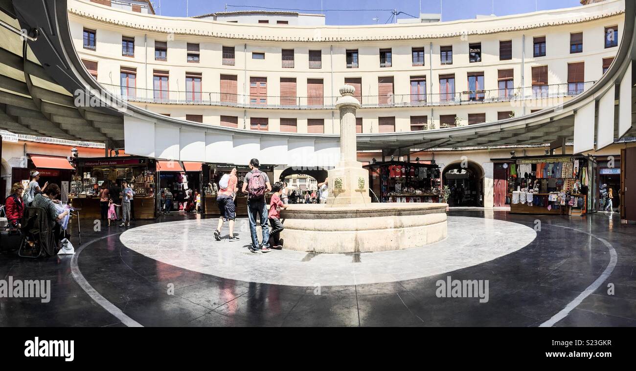 Panoramabild der Plaza Redonda in Valencia, Spanien - Smartphone-aufgenommenes Stockfoto