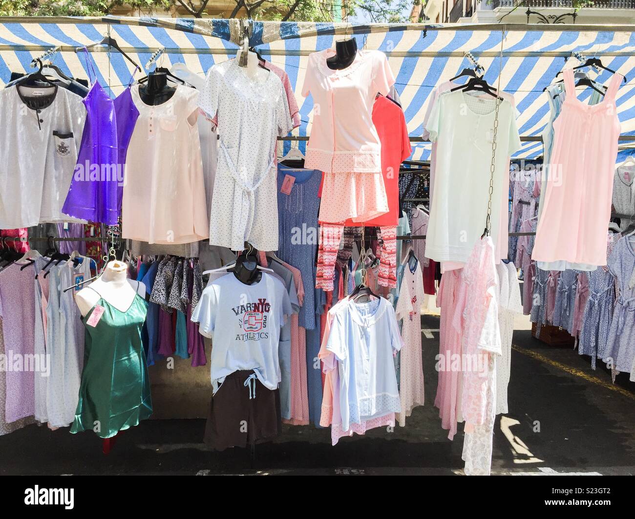 Frauen Kleidung auf Flohmarkt Stockfoto