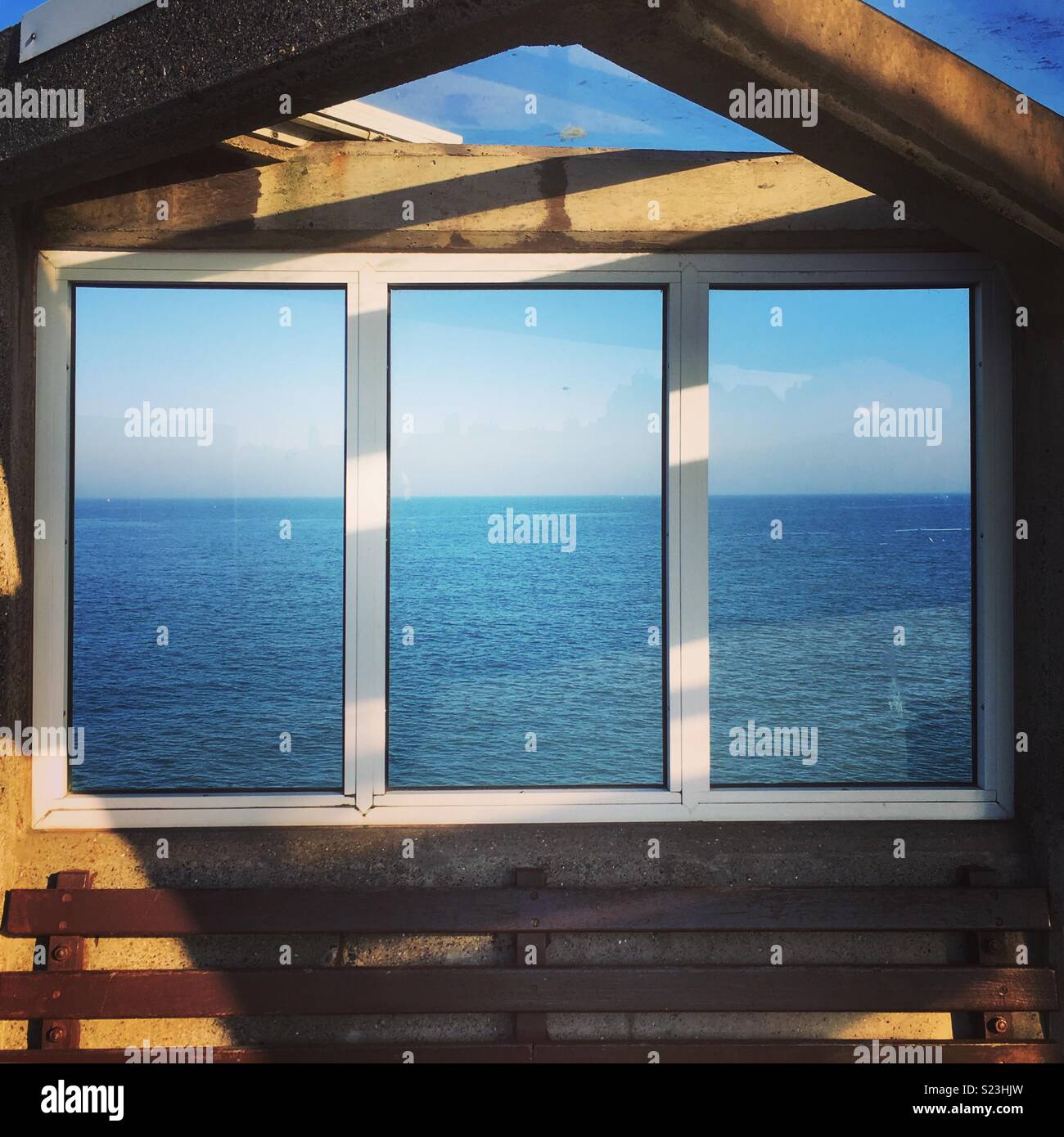 Das Fenster bis zum Meer Stockfoto