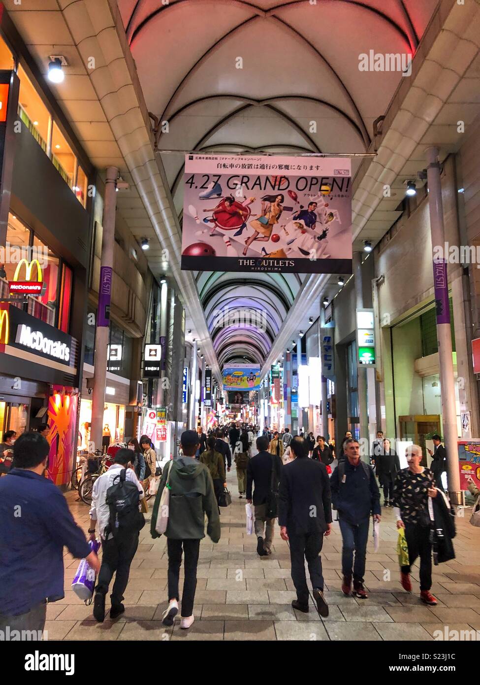 Überdachte Einkaufsstraße in Hiroshima, Japan. - Smartphone-aufgenommenes Stockfoto