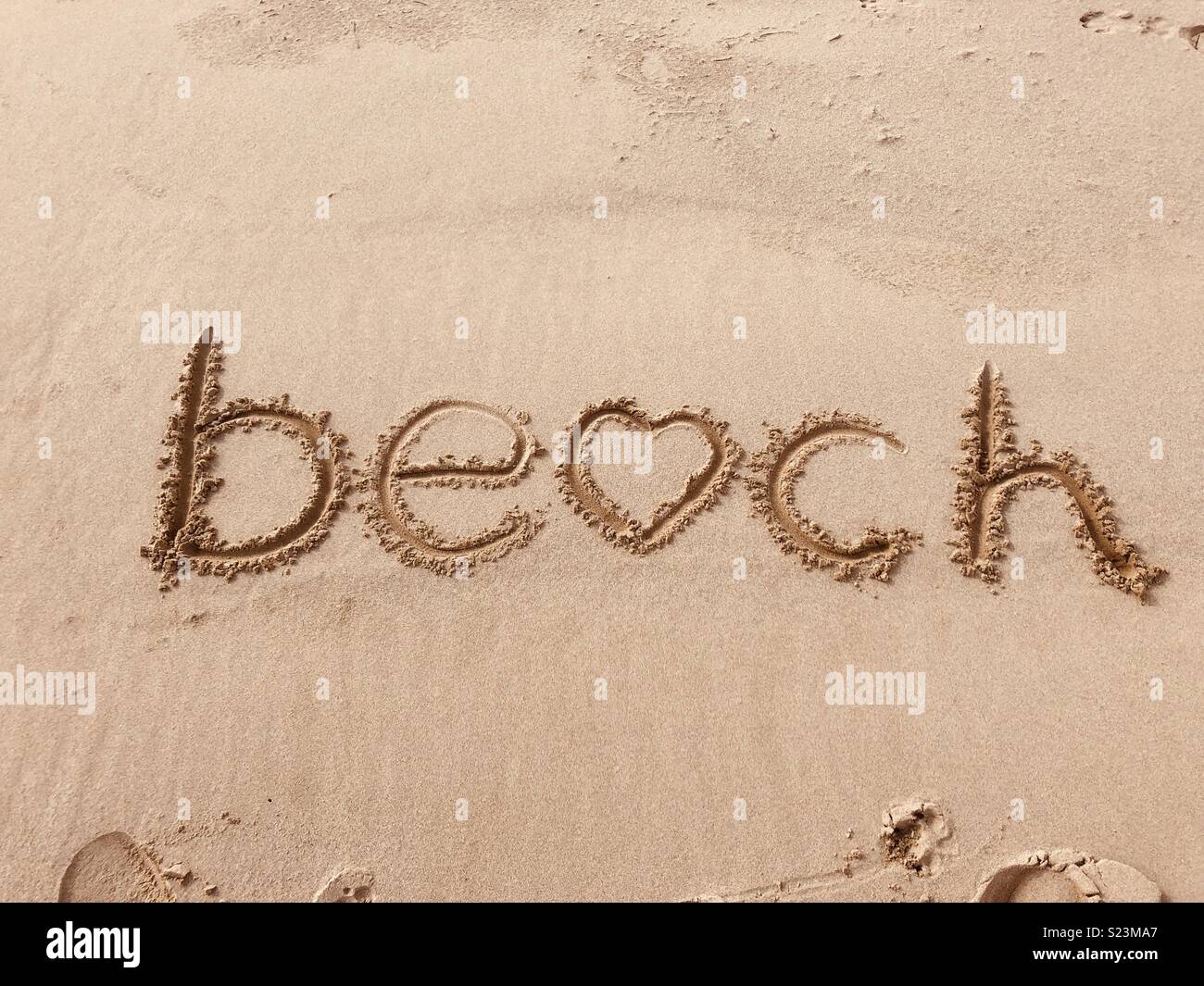Strand in den Sand am Strand Theddlethorpe geschrieben, sonnigen Tag Zeit auf meine Hände und wer nicht am Strand leben. Stockfoto