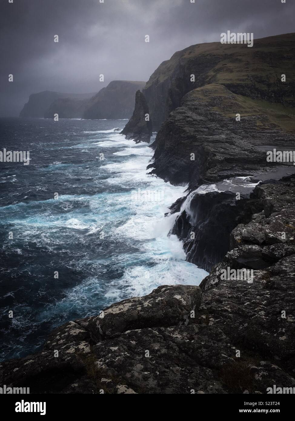 Einen wilden Atlantischen Ozean bei Bøsdalafossur in den Färöer Inseln Stockfoto