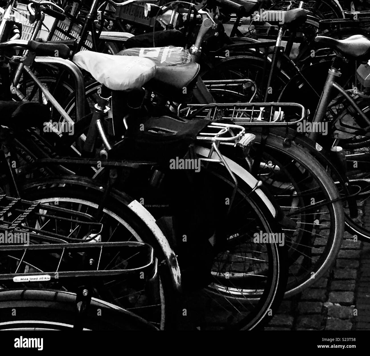 Fahrräder in Den Haag geparkt Stockfoto