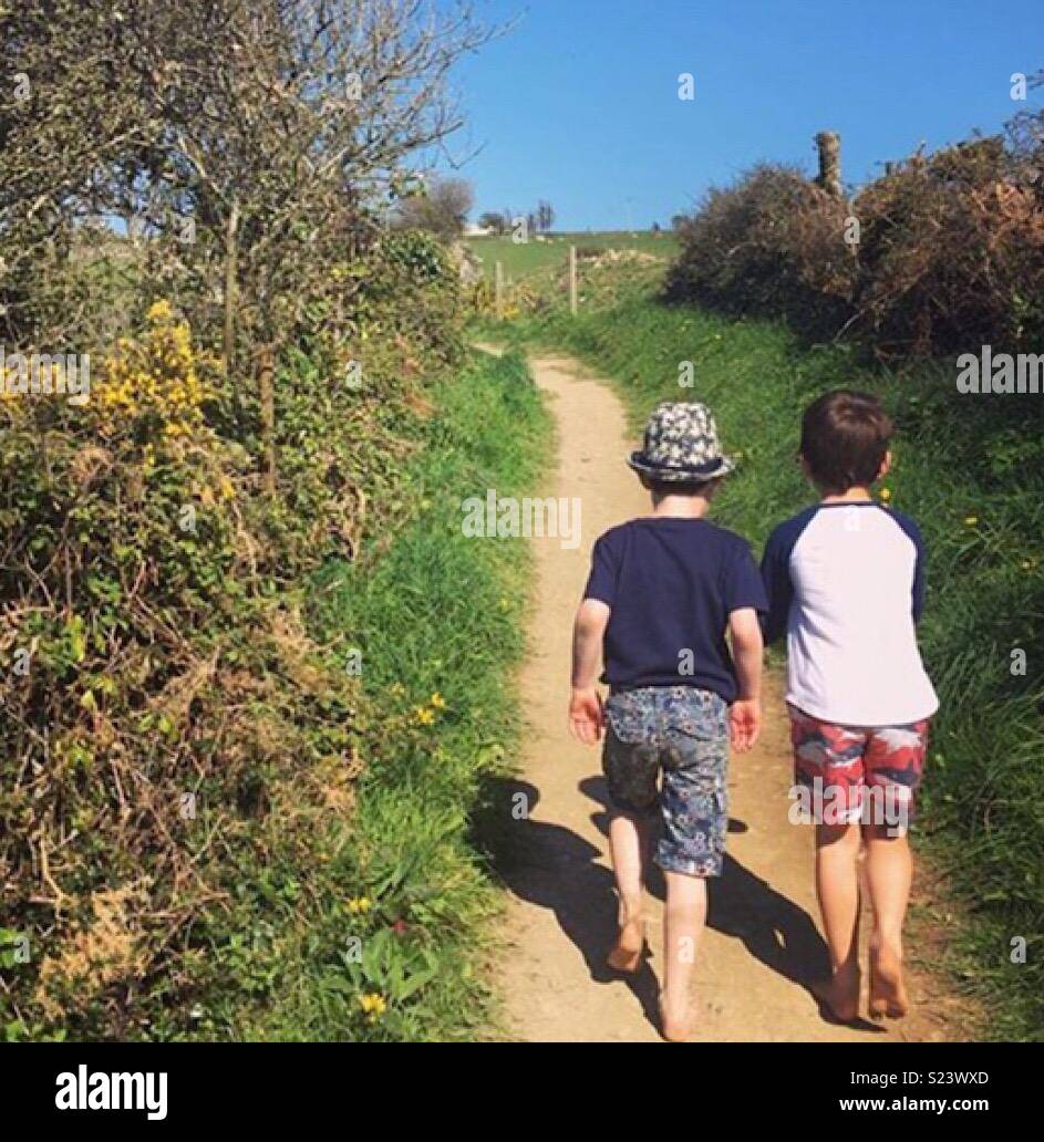 Kinder gehen auf Klippen Stockfoto