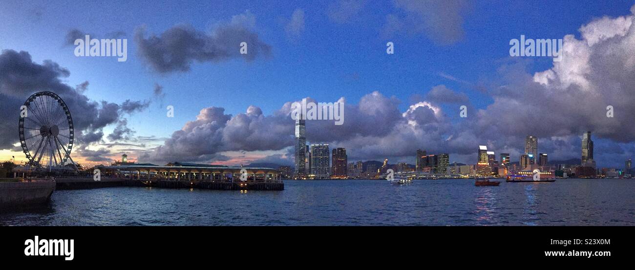 Panorama der zentrale Pfeiler, Victoria Harbour, West Kowloon und Tsim Sha Tsui, Hong Kong, in der Dämmerung - Smartphone-aufgenommenes Stockfoto