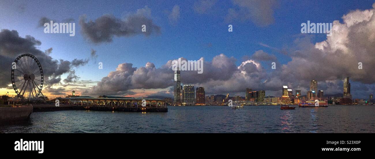Panorama der zentrale Pfeiler, Victoria Harbour, West Kowloon und Tsim Sha Tsui, Hong Kong, in der Dämmerung - Smartphone-aufgenommenes Stockfoto