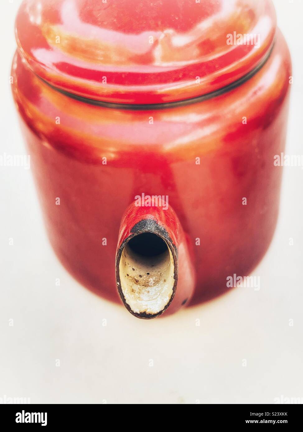 Nach unten schauen. Der Auslauf eines rot metallic Teekanne Stockfoto