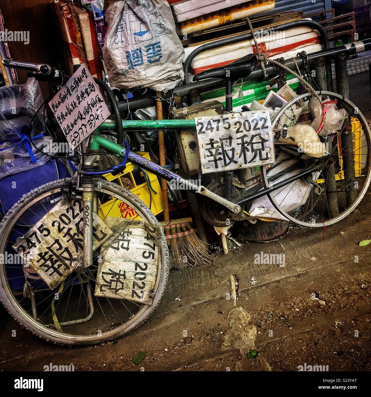 Altes Fahrrad mit Zeichen Werbung Steuererklärung und Handwerker Dienstleistungen, Yuen Long, New Territories, Hong Kong Stockfoto