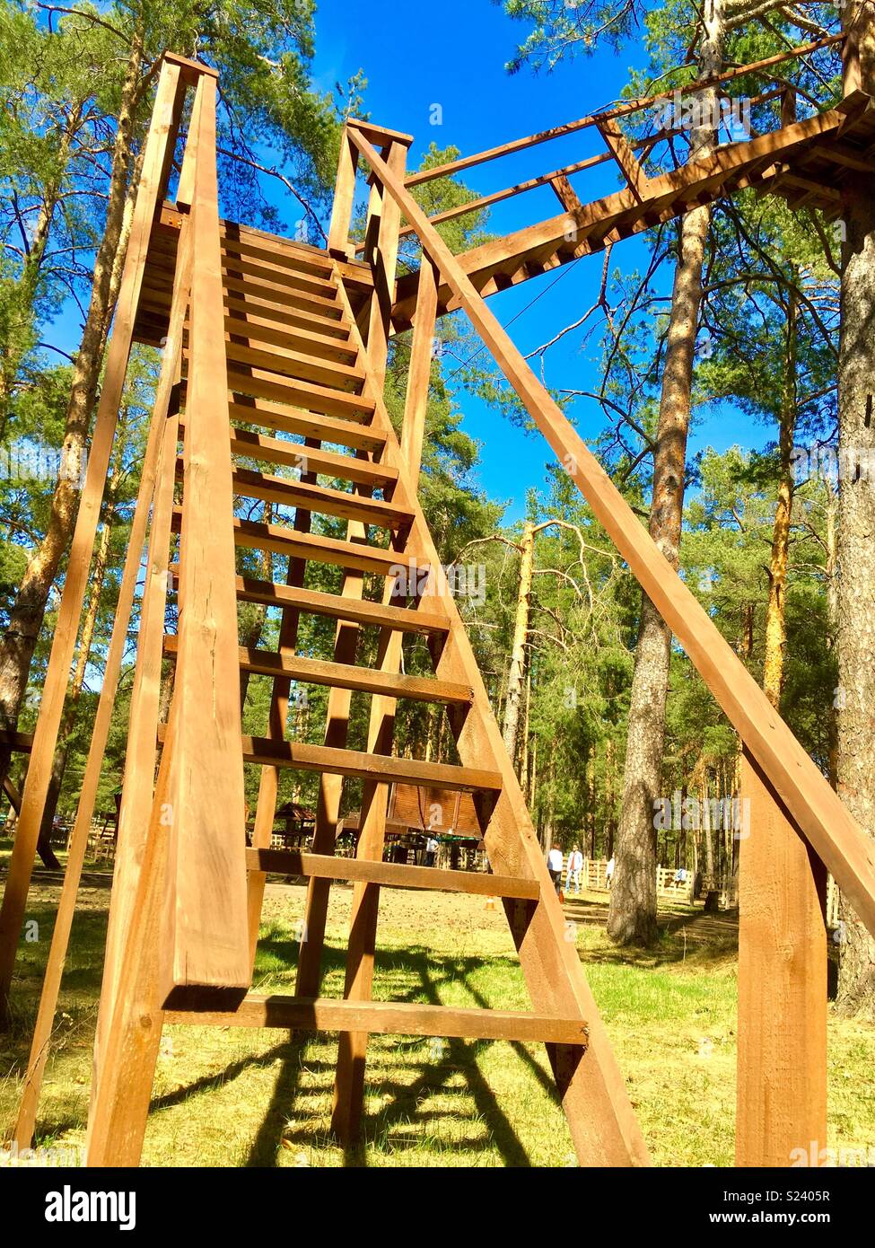Eine Holztreppe, die durch Sonnenlicht beleuchtet - Smartphone-aufgenommenes Stockfoto