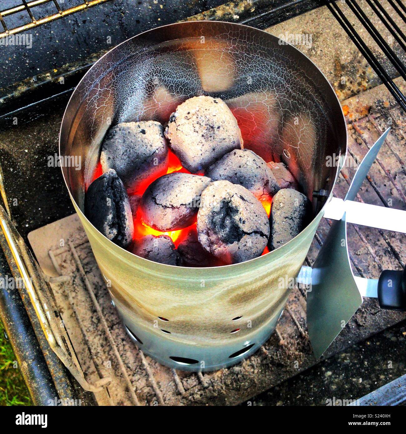 Heiße Kohlen im Grill Kamin Starter. Stockfoto