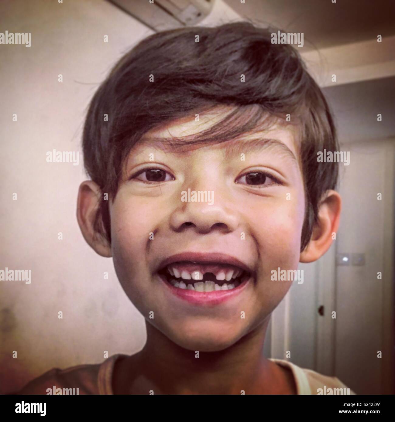 Ein fehlender Zahn boy - Smartphone-aufgenommenes Stockfoto