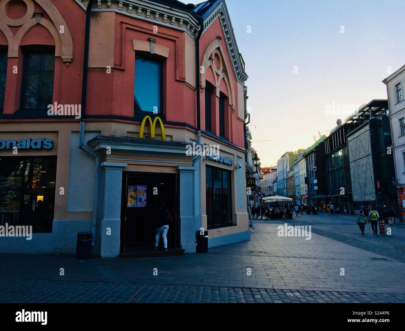 McDonalds in Tallin, Estland - Smartphone-aufgenommenes Stockfoto