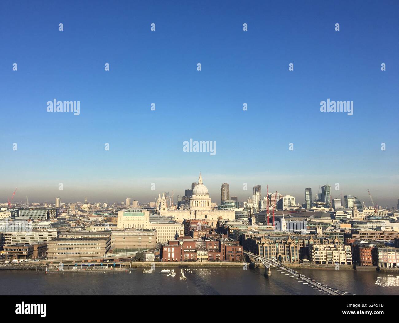 Skyline von London Schuß von der Tate Modern Galerie anzeigen, einschließlich der St Paul's Cathedral Stockfoto