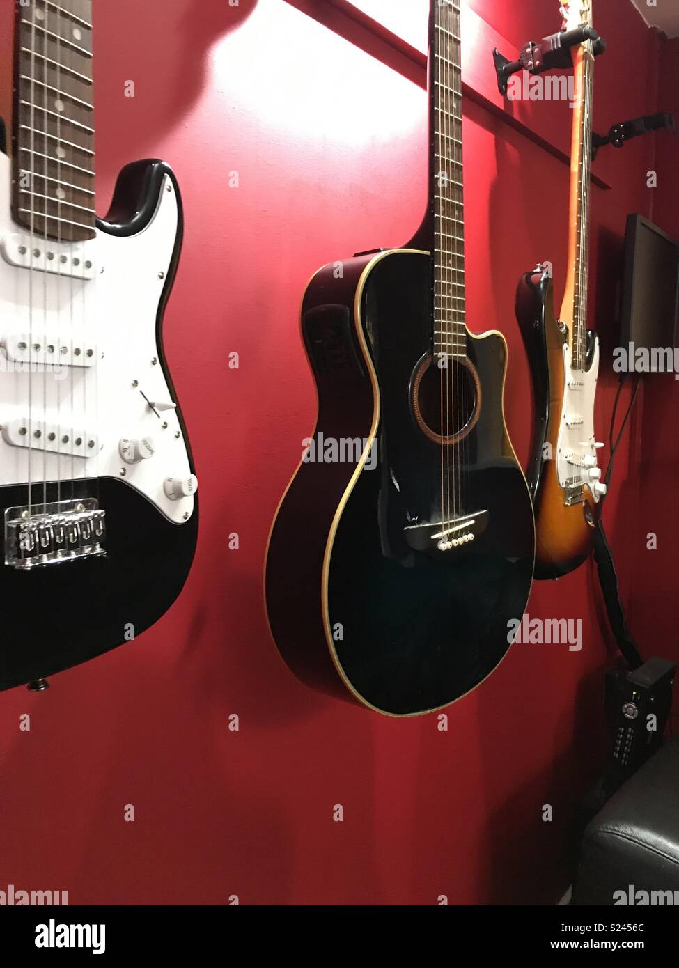 Gitarren auf Wand Stockfoto