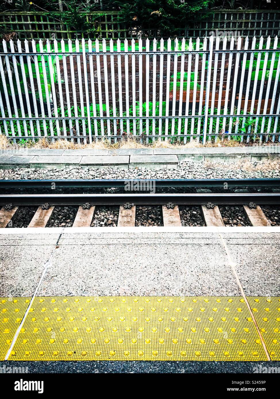 Auf der Plattform warten auf einen Zug - Smartphone-aufgenommenes Stockfoto