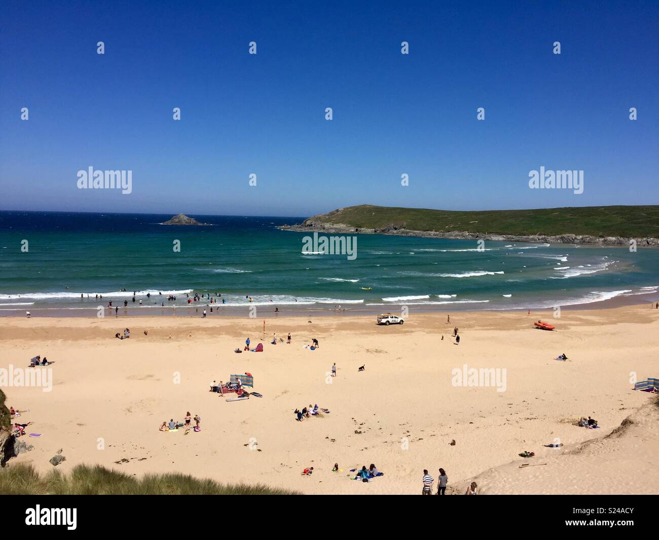 Blick auf den Strand an einem sonnigen Tag in Cornwall. Stockfoto
