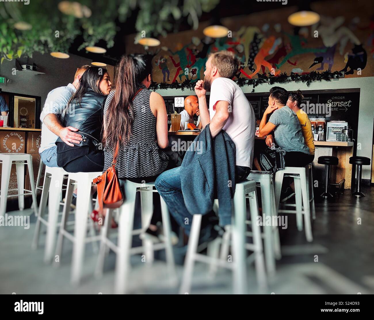 Junge Junge millennials genießen Getränke an Rachel Ingwer Bier RGB auf dem Capitol Hill in Seattle. Stockfoto