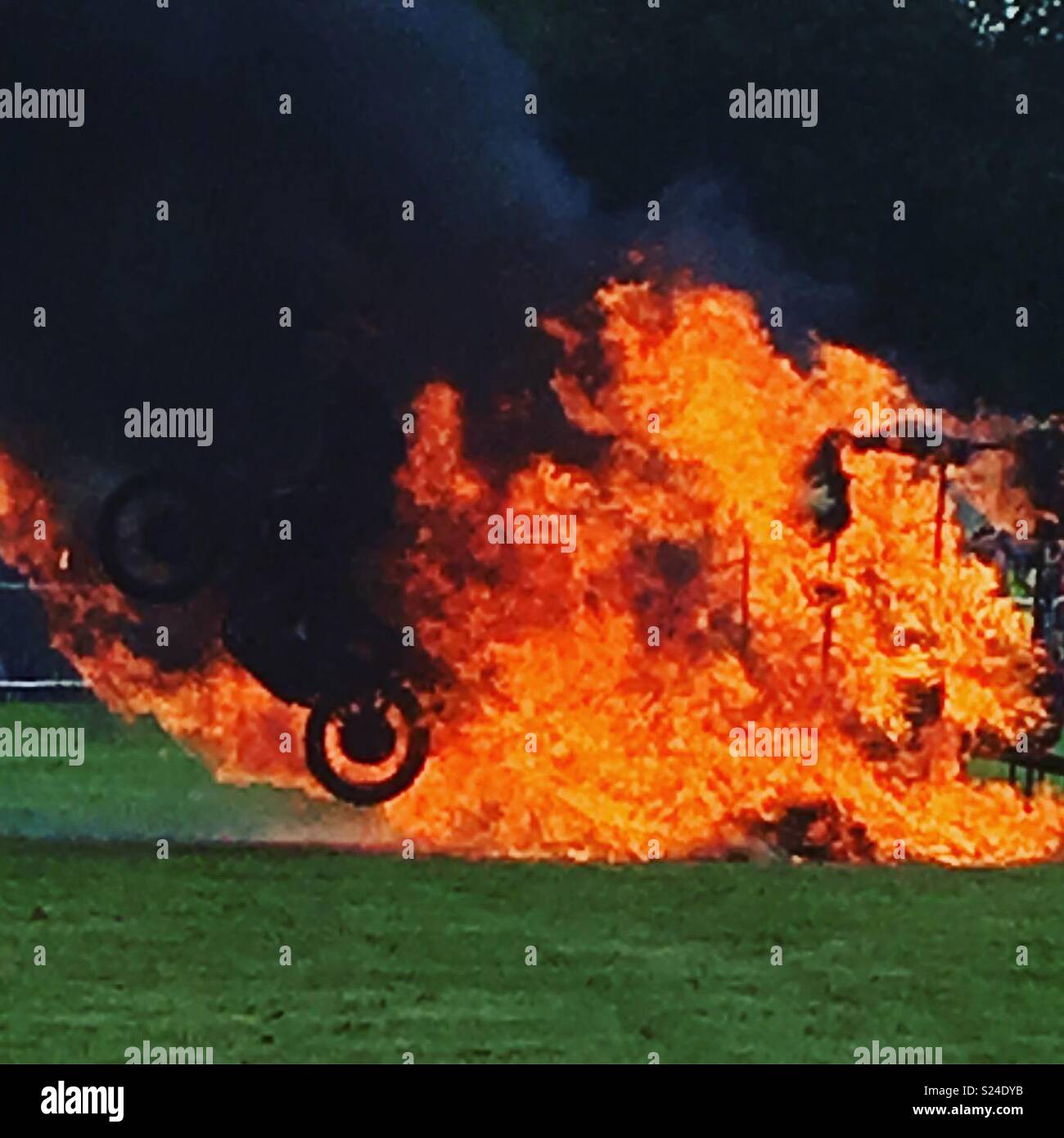 Motorrad stunt Rider gehen durch Feuer Stockfoto