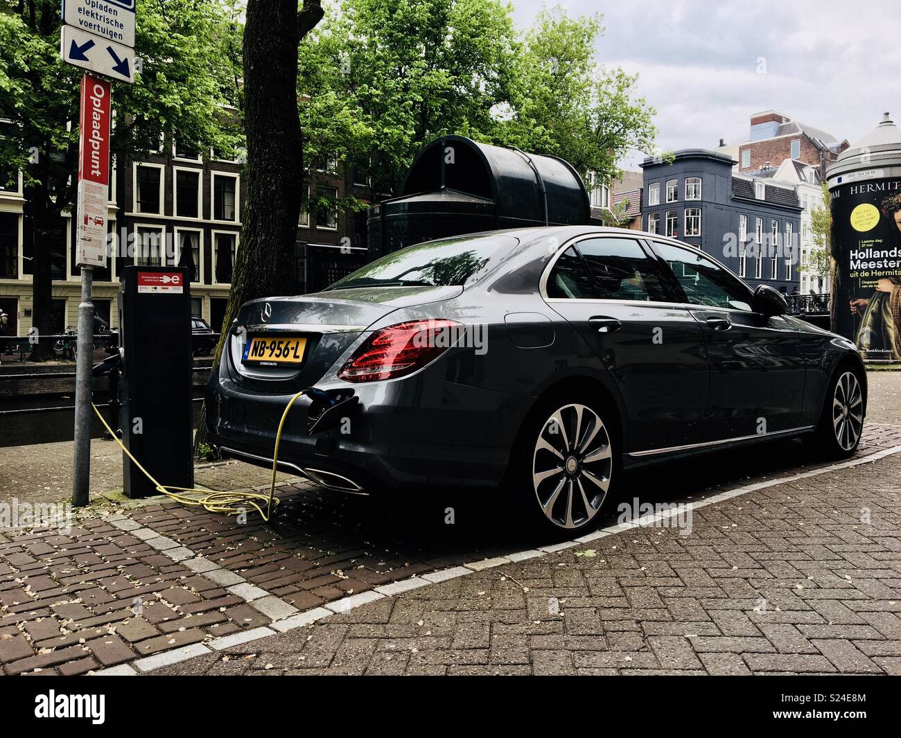 Elektroauto in Amsterdam - Smartphone-aufgenommenes Stockfoto