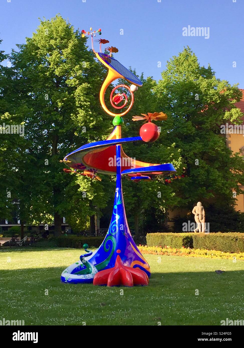 Der mobile Skulptur olara' von Claire Ochsner durch Sonnenenergie angetrieben. Im Garten von Osnabrück schloss. Stockfoto