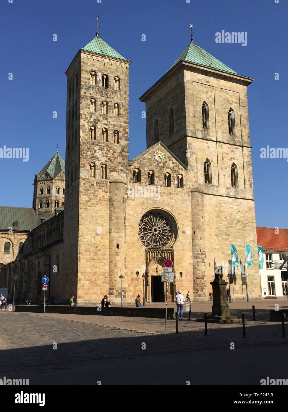 Der Dom St. Peter, Osnabrück, Grrmany-Fassade mit asymmetrischen quadratische Türme. An einem sonnigen Tag vor blauem Himmel genommen Stockfoto