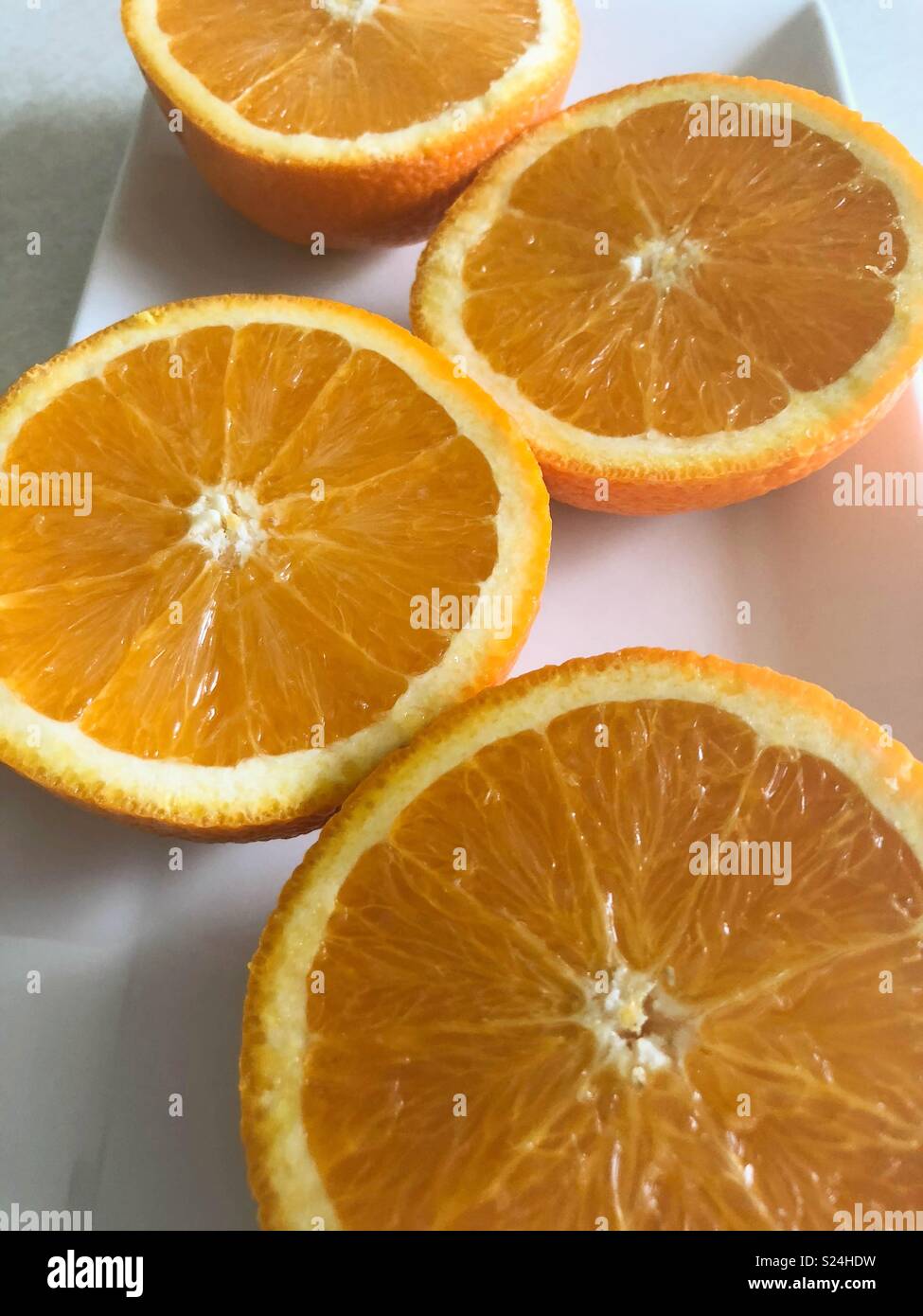 Orangenscheiben auf Weiß Fach Stockfoto