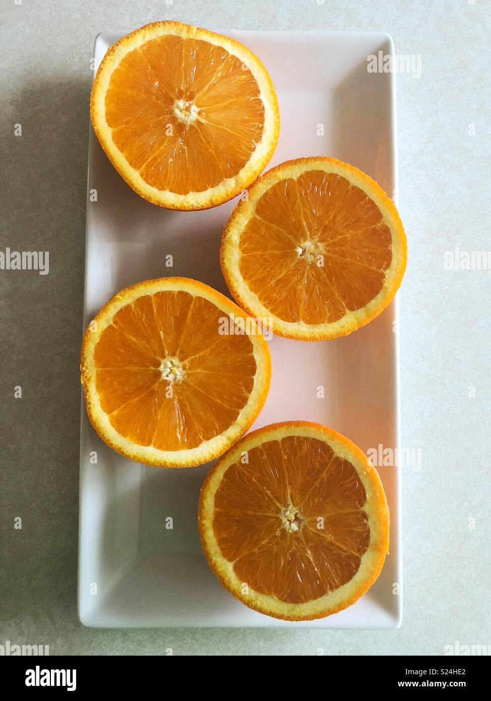 Orangenscheiben auf Weiß Fach - Smartphone-aufgenommenes Stockfoto