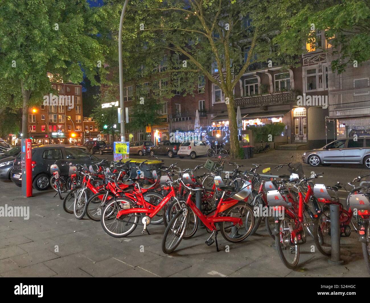 Erkunden Sie Hamburg auf einem roten City Bike. - Smartphone-aufgenommenes Stockfoto