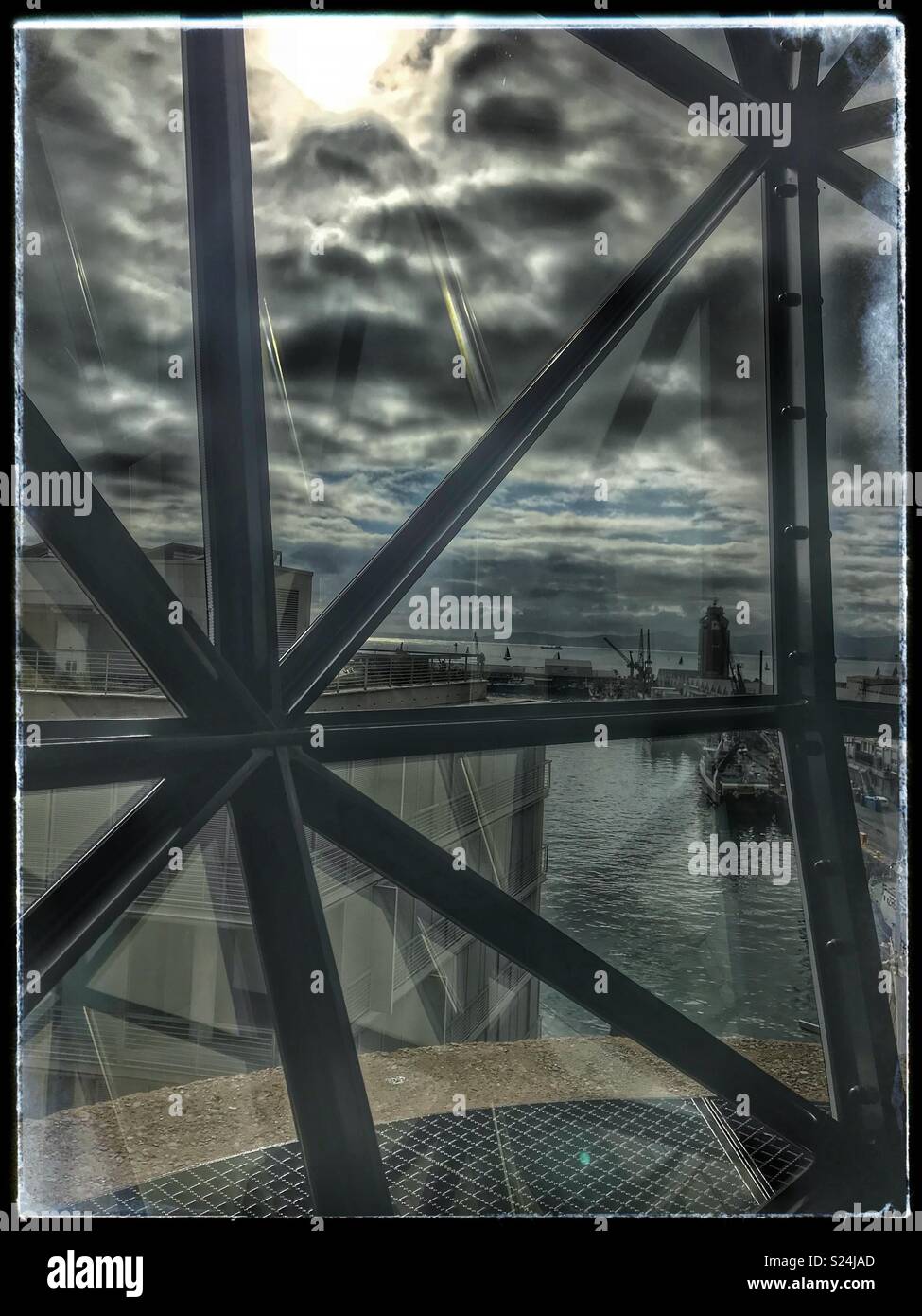 Blick von der neu eröffneten Zeitz MOCAA Essen Restaurant und Bar in der Zeitz Museum, Kapstadt, Südafrika mit seinem Wahrzeichen bubble Windows. - Smartphone-aufgenommenes Stockfoto