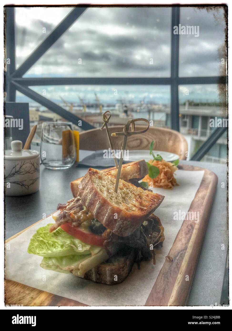 Das neu eröffnete Zeitz MOCAA Essen Restaurant und Bar in der Zeitz Museum, Kapstadt, Südafrika mit seinem Wahrzeichen bubble Windows. - Smartphone-aufgenommenes Stockfoto