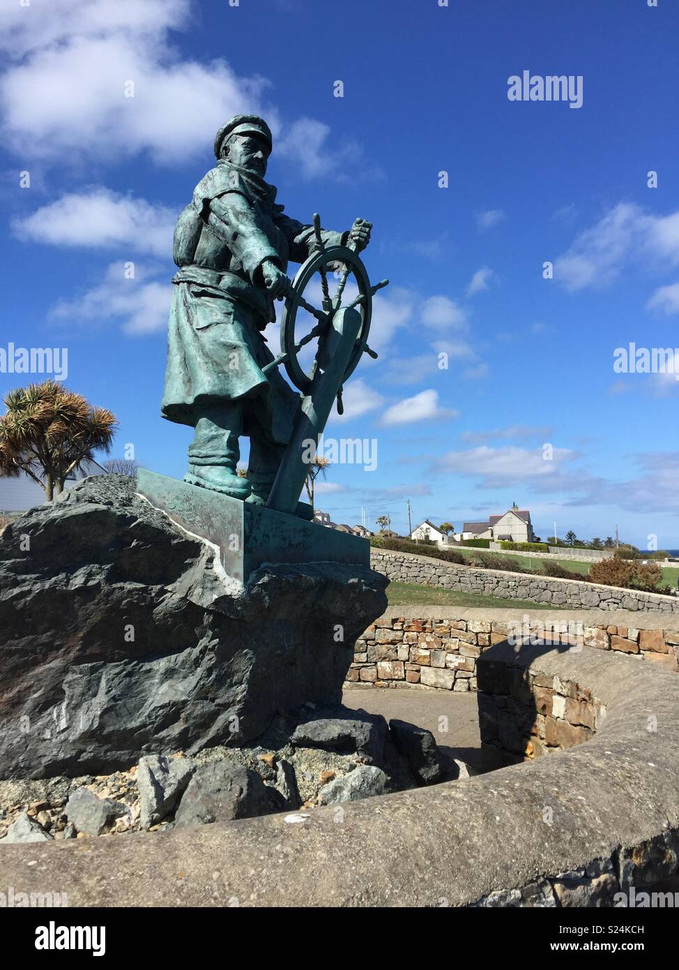 Bronzene Denkmal für Richard (DIC) Evans (lifeboatman) neben Moelfre Rettungsboot Station. Stockfoto