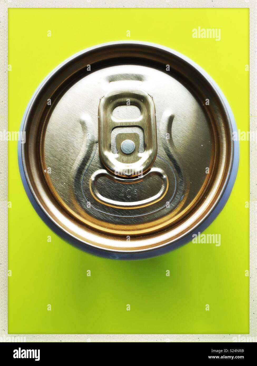 Stahl/Aluminium Getränkedose mit Ring ziehen von oben. - Smartphone-aufgenommenes Stockfoto