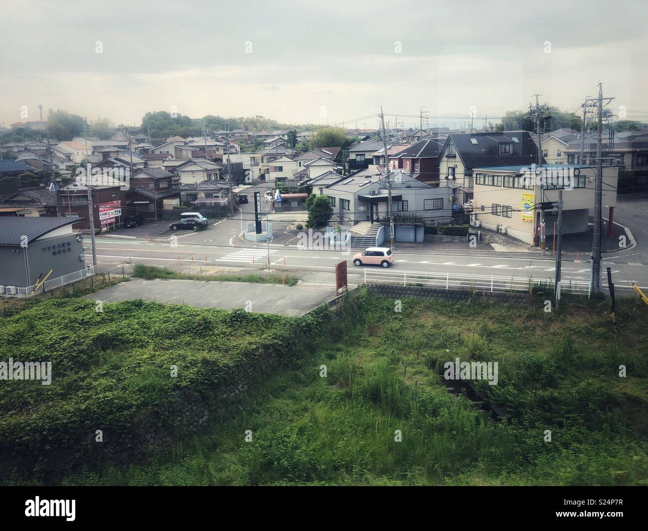 Blick aus dem Zug, Stadt der Tsu, Japan Stockfoto