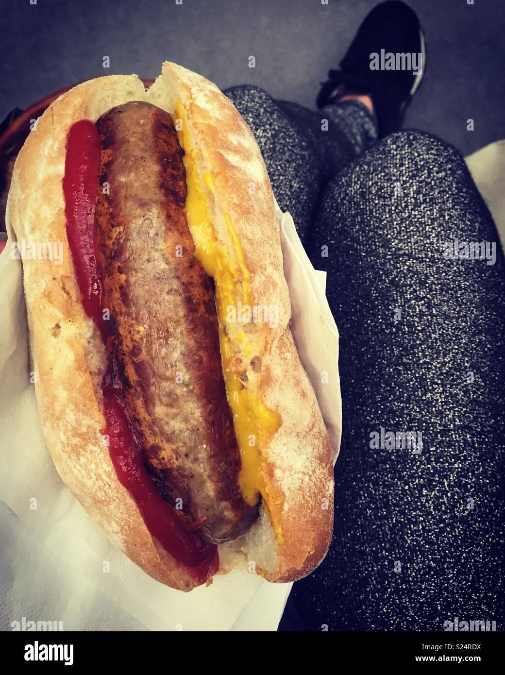 Hot Dog, alle Gewürze und funkelnden Leggings Stockfoto