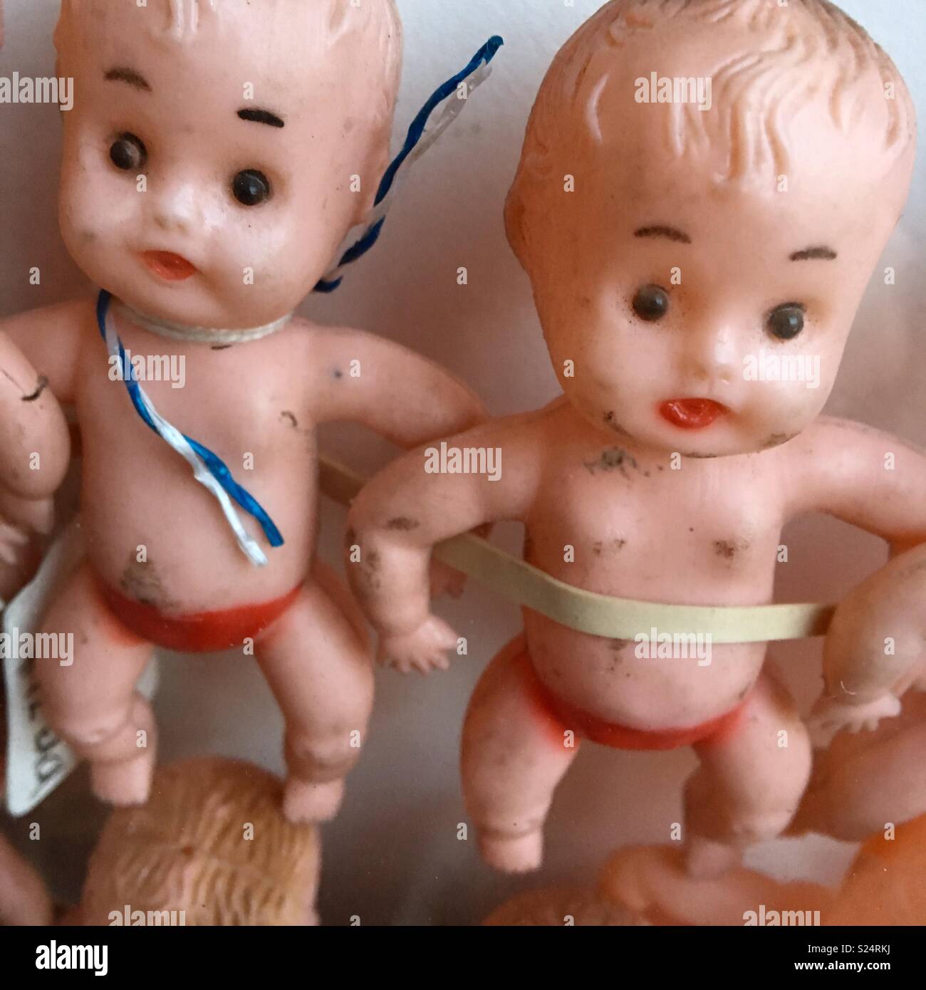 Gruselige alte Puppen - Smartphone-aufgenommenes Stockfoto