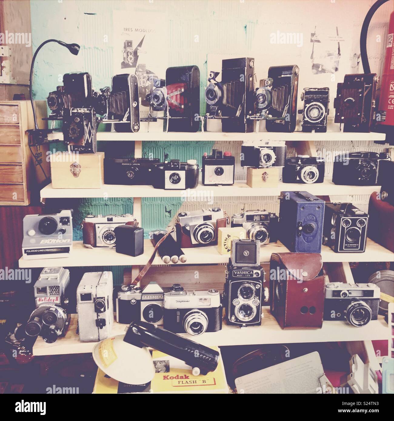 Alte Kameras auf einem Regal einer Straße Markt Stockfoto