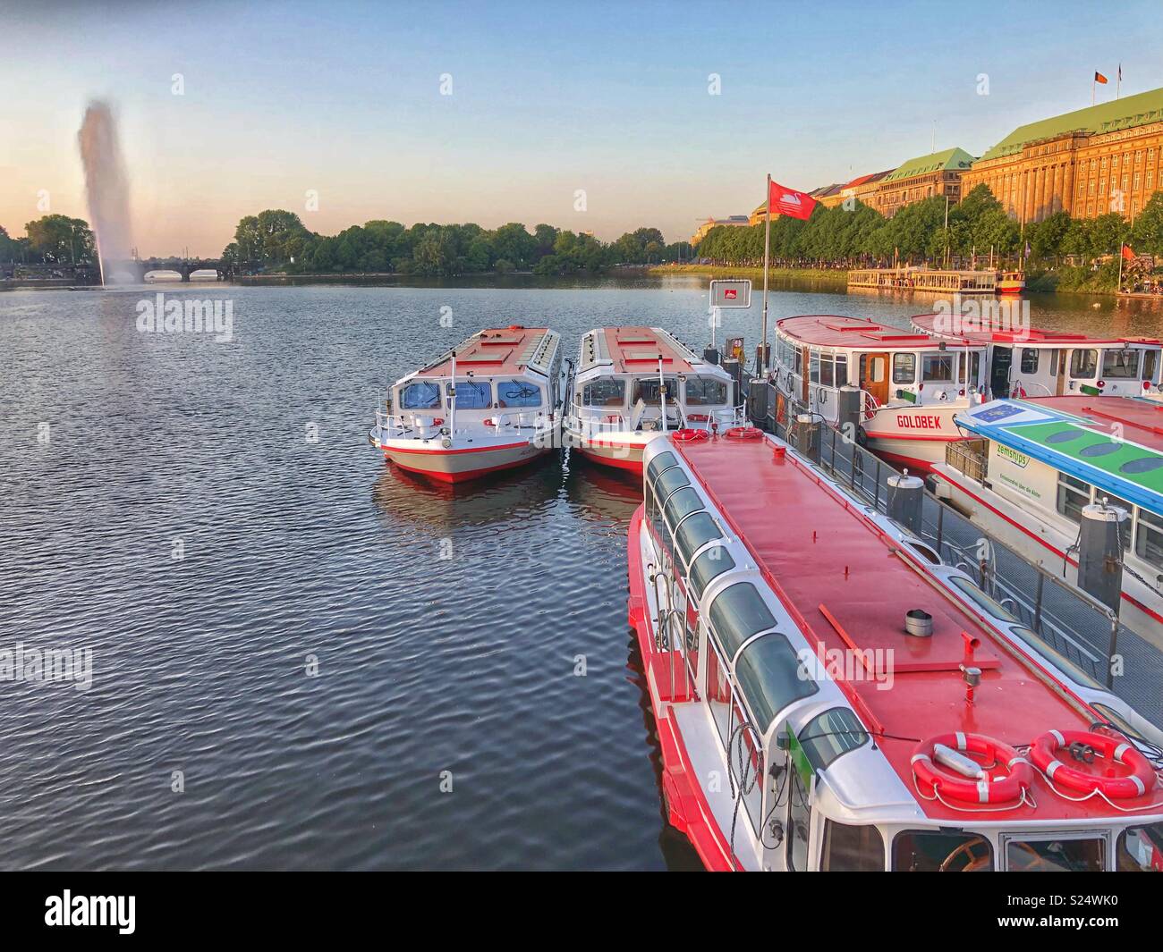 Hamburger innere See, Binnenalster, ein beliebtes Touristenziel. - Smartphone-aufgenommenes Stockfoto