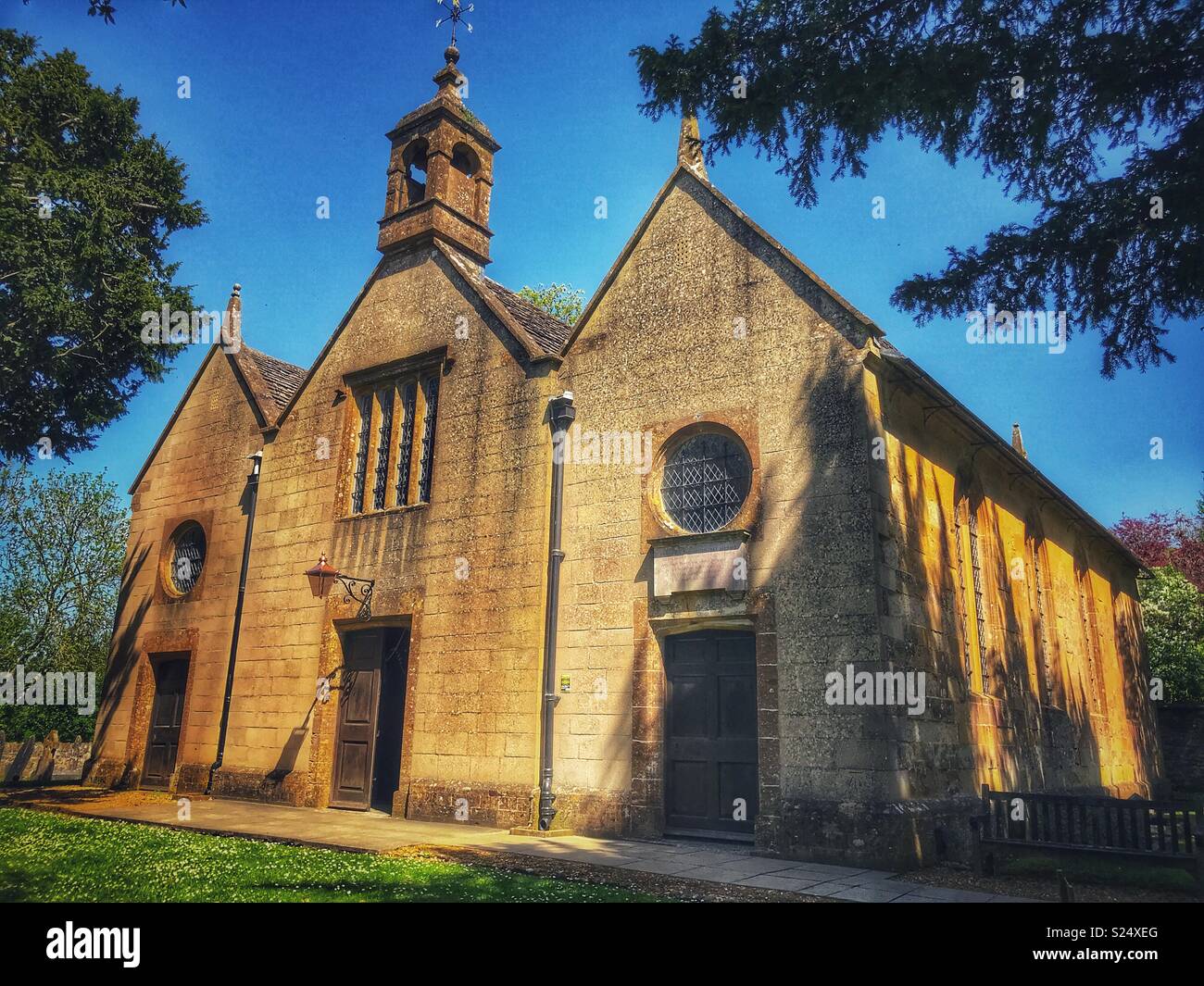 St Mary's Church Exterior im Frühjahr, eine typisch englische kleinen ländlichen Kirche, Castleton, Sherbourne, Dorset, England - Smartphone-aufgenommenes Stockfoto