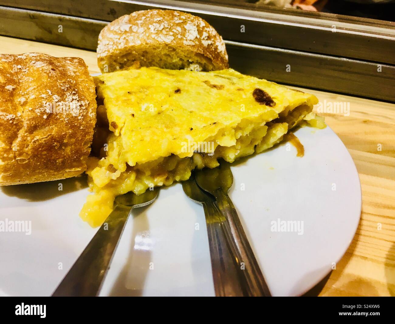 Kartoffel Omelette in Casa Dani Restaurant, Madrid - Smartphone-aufgenommenes Stockfoto