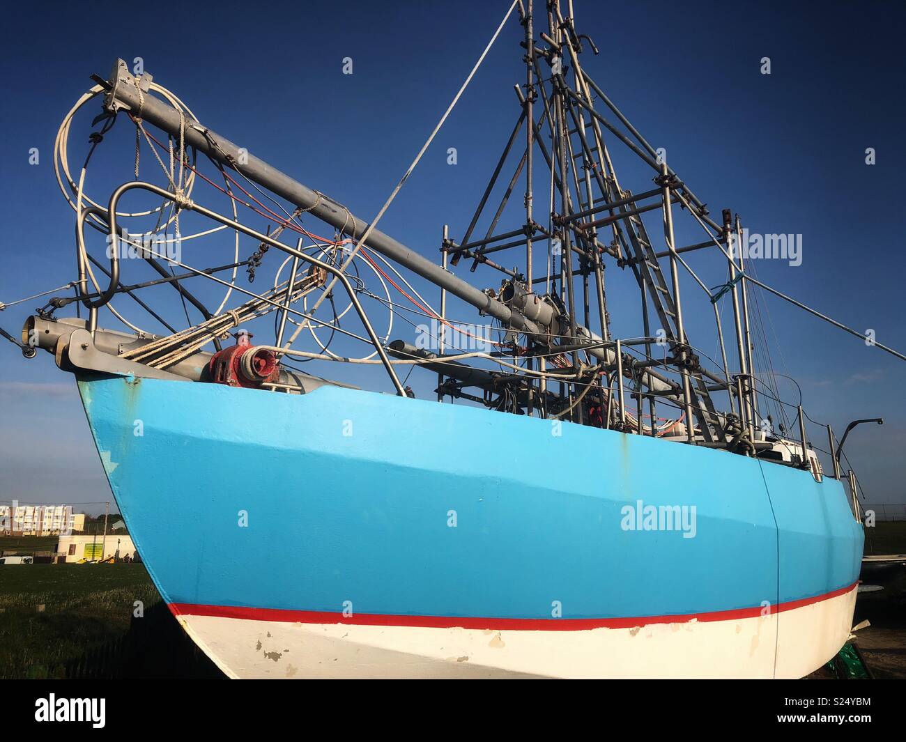 Blau-weiße Boot mit metallarbeiten & Mast, New Brighton, Wirral Stockfoto