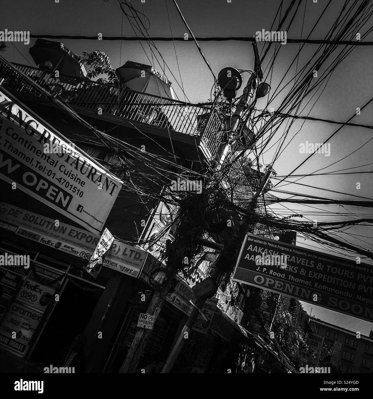 Freiliegende Drähte in Kathmandu, Nepal - Smartphone-aufgenommenes Stockfoto